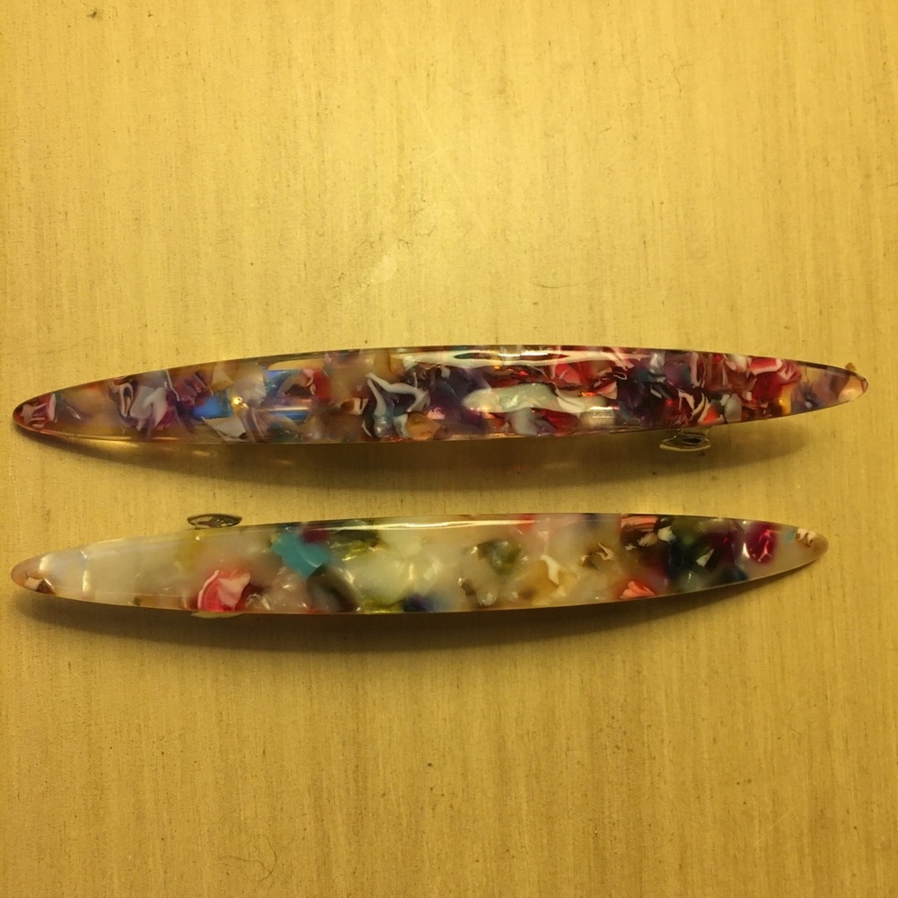 2 barrettes